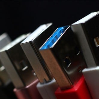 Was bedeutet die Farbe des Anschlusses an den USB-Ports?